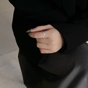 Anillo abierto minimalista de plata de ley S925 en el dedo con acabado pulido liso