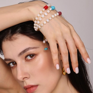 Bracelet triple rang en perles d'eau douce avec pierres naturelles et fermoir doré