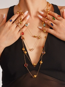 Détails de colliers superposés plaqués or 18k avec des cristaux colorés facettés