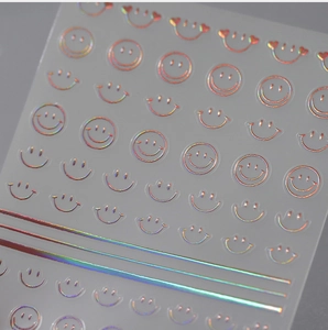 Makro-Detail der holografischen 3D-Smiley-Nagelaufkleber mit feinem Bronzing-Effekt