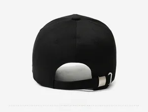 Detail der schwarzen Baumwoll-Baseballkappe hinten mit verstellbarem Metallverschluss