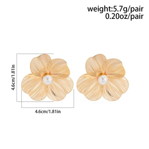 Detailed view of gold flower earrings with pearls and size guide, measuring 4.6 cm