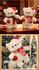 Dettaglio di orsetti di peluche bianchi con cappelli rossi e sciarpe natalizie