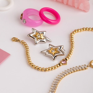 Collection artistique de boucles d'oreilles étoile et de bracelets coeur sur fond blanc