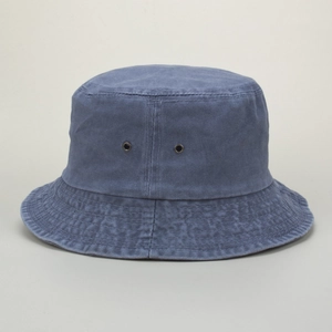 Détail du chapeau bob en denim bleu gris délavé avec œillets et surpiqûres renforcées