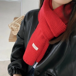 Sciarpa invernale rossa in maglia per donna con etichetta fatta a mano su pelle