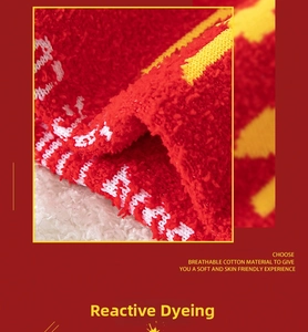 Détail macro du tissu polaire corail rouge respirant avec texture douce et teinture
