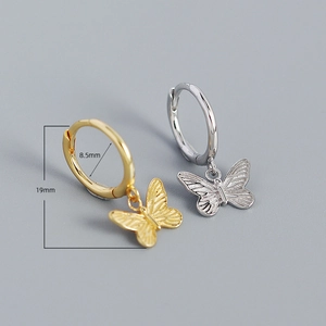 Pendientes de mariposa minimalistas en oro y plata con indicaciones de tamaño detalle