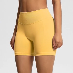 Gros plan du short de fitness sans couture jaune à taille haute et texture côtelée