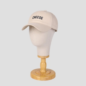 Professionelle beige Baseballkappe mit schwarzer CHEESE-Buchstabenstickerei auf Ständer
