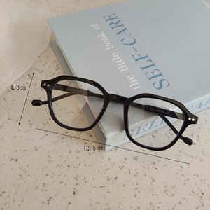 Detail view of black polygon kids glasses showing 4.3cm height and 12.5cm width dimensions
