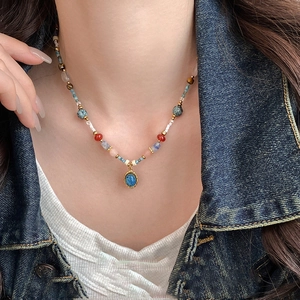 Collier ethnique en perles avec pierres colorées et pendentif ovale en pierre bleue