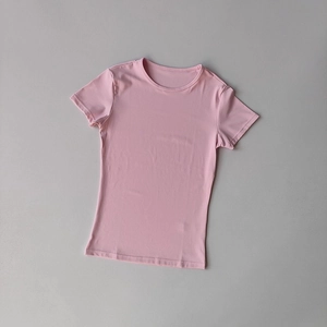 Flach liegendes rosa Yoga-T-Shirt mit Rundhalsausschnitt aus schnelltrocknendem Stoff