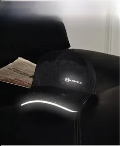 Dettaglio del cappellino baseball riflettente con logo KAIRUI e visiera ad alta visibilità