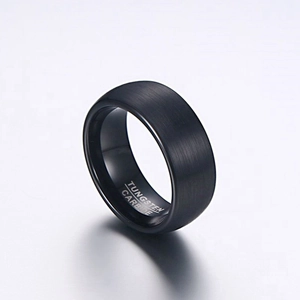 Nahaufnahme eines schwarzen, matt gebürsteten Wolframkarbid-Rings für Herren