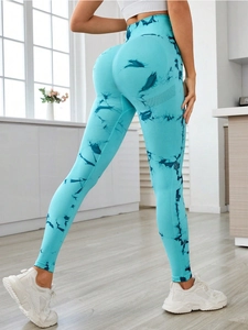 Détail du pantalon de yoga tie-dye à taille haute avec design push-up sans couture