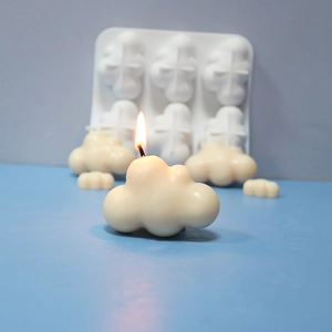 Kit de bougies en cire de soja en forme de nuage avec moule en silicone sur table bleue