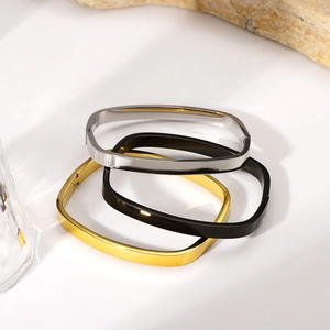 Bracelets géométriques carrés minimalistes en finitions or, argent et noir