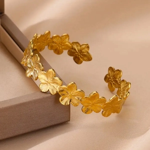 Bracelet jonc floral ouvert en acier inoxydable plaqué or 18K à texture brossée