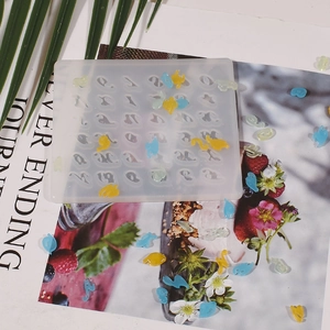 Vue détaillée du moule en silicone chiffre 0-9 avec pièces en résine colorées