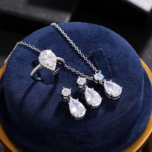 Parure de bijoux élégante avec pierres en forme de goutte sur un présentoir en velours