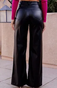Detail der schwarzen Kunstlederhose mit hoher Taille und symmetrischen Gesäßtaschen