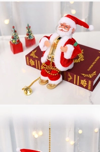 Detail eines musikalischen Weihnachtsmanns auf einem roten Buch mit festlichem Licht
