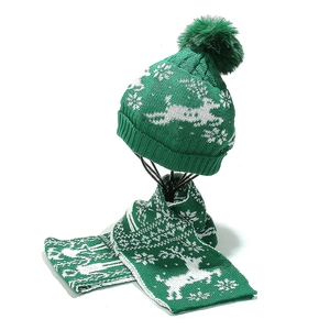 Détails d'un ensemble bonnet et écharpe tricotés verts avec motifs rennes et flocons blancs