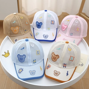 Dettaglio di cinque cappellini a rete per bambini con simpatici ricami di cartoni animati
