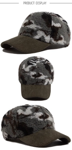 Tripla vista del cappello baseball mimetico in pile sherpa con visiera in velluto marrone