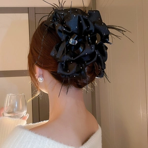 Pince à cheveux fleur en tissu noir élégante avec plumes et strass en cœur