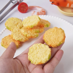 Llavero realista de pastel de gambas fritas con textura detallada y trozos de verduras