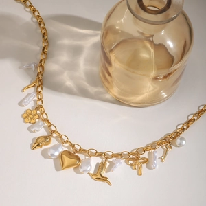 Détails de charmes dorés avec perle irrégulière cœur et oiseau sur collier