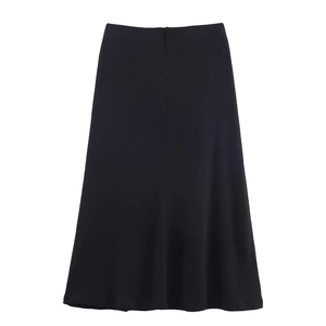 Vue détaillée d'une jupe midi noire évasée à taille haute, en tissu souple avec un beau drapé