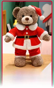Detail eines Weihnachts-Teddybären in klassischem Weihnachtsmann-Outfit für festliche Deko