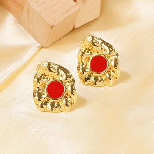 Orecchini a perno vintage placcati oro 18k con centro in smalto rosso e trama lavica