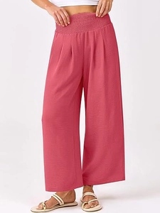 Détail de la taille haute élastique froncée sur un pantalon palazzo rose fuchsia