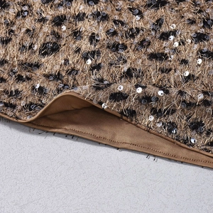 Détail de sequins léopard et de texture pelucheuse sur le haut court à bretelles
