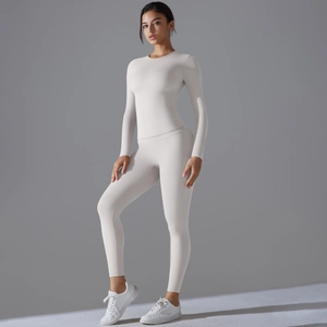 Détail de l'ensemble de yoga crème avec haut à manches longues et leggings pour femmes