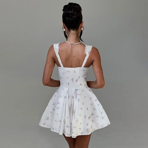 Rückansicht eines weißen Mini-Blumenkleides mit Rüschensaum und schlanker Silhouette