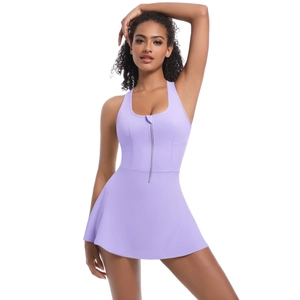Détail d'une robe de sport violet clair avec fermeture éclair et dos nageur