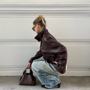 Veste courte en similicuir marron vintage avec jean pour un look urbain et tendance chic