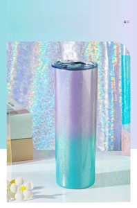 Détail du gobelet mince 20oz avec dégradé pailleté holographique violet et turquoise
