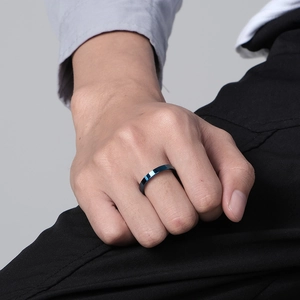 Bague minimaliste de 3 mm en acier titane bleu poli portée par un mannequin homme