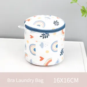 Détail du filet à linge cylindrique 16x16cm pour soutien-gorge avec imprimé arc-en-ciel