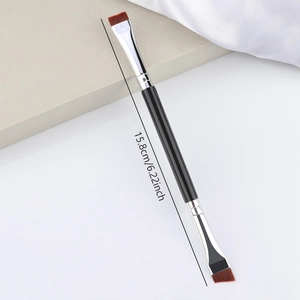Dual-head angled eyeliner and eyebrow brush with synthetic bristles, length 15.8cm
