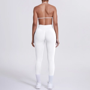 Vista posteriore dei leggings yoga bianchi a vita alta con cucitura a V effetto push-up