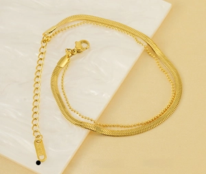 Detail der 18k vergoldeten zweilagigen Schlangen- und Kugelkette mit S.STEEL-Prägung