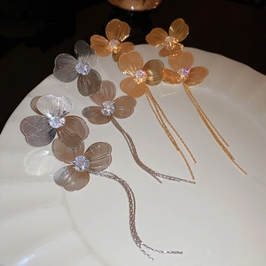 Boucles d'oreilles fleurs à pampilles dorées et argentées avec cristaux sur céramique