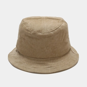 Détail du chapeau bob en coton lavé marron avec coutures parallèles sur le bord